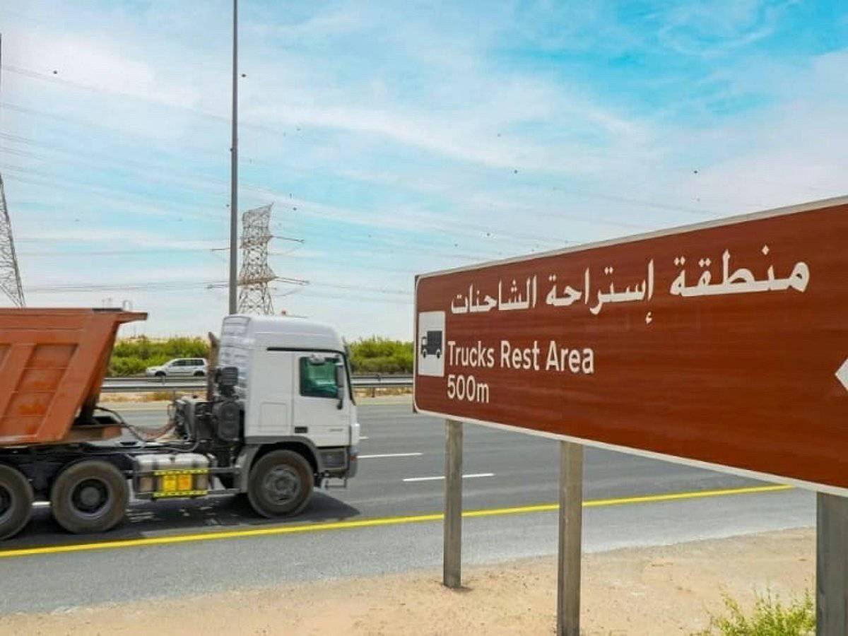 دبي تفرض قيوداً على حركة الشاحنات في عدد من الطرق الرئيسية اعتباراً من أول أكتوبر