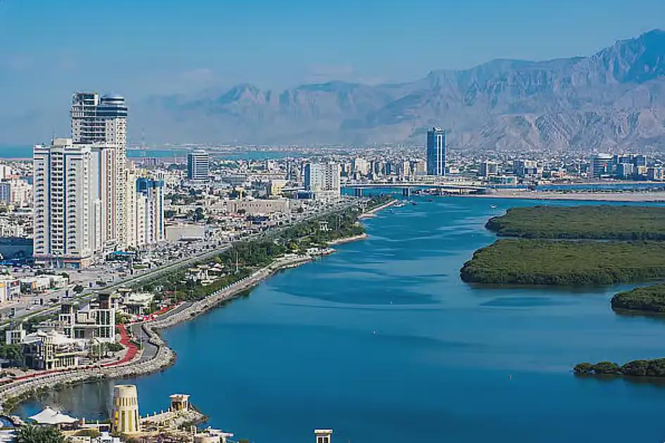 بسته شدن ساحل های شارجه و رأس الخیمه پس از نشت نفت در امالقویین